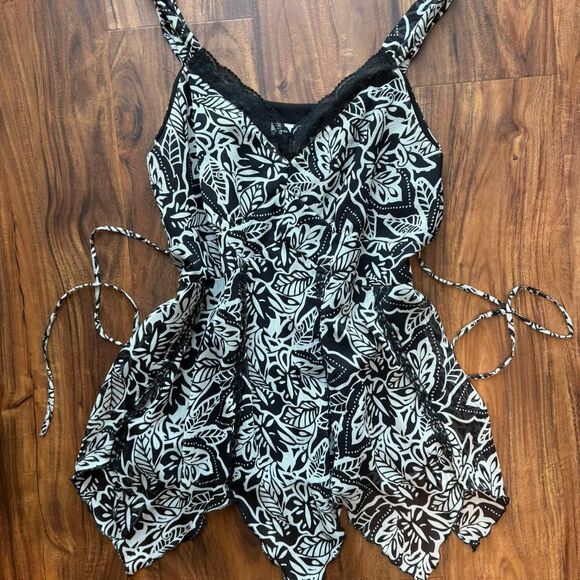 Fairycore babydoll Black & white floral print tank top with belt and a flowy fit - Picture 7 of 7